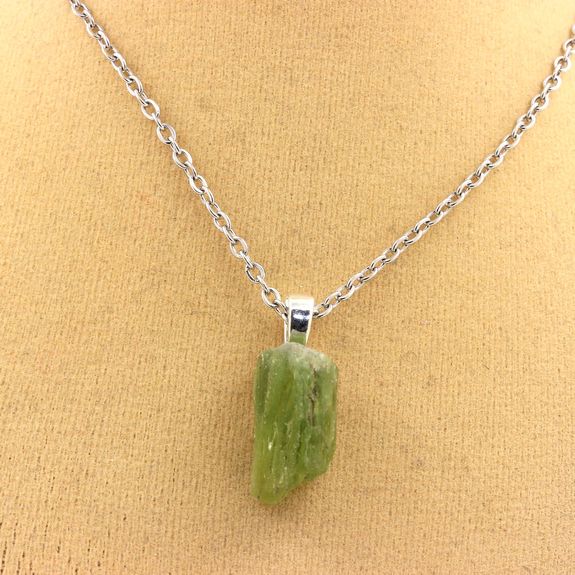 Collier Peridot brut. 20.68 ct.