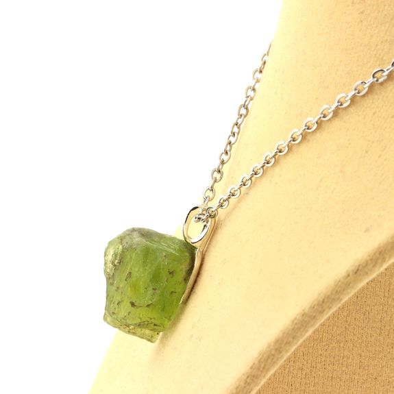 Collier Peridot brut. 20.68 ct.