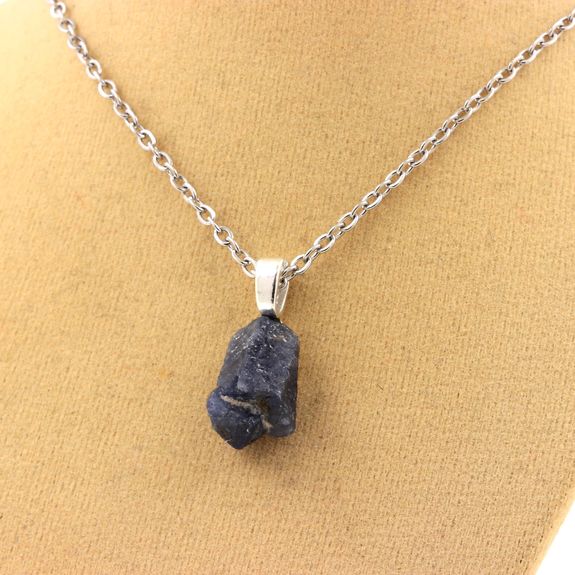 Collier Saphir brut. 12.45 ct.