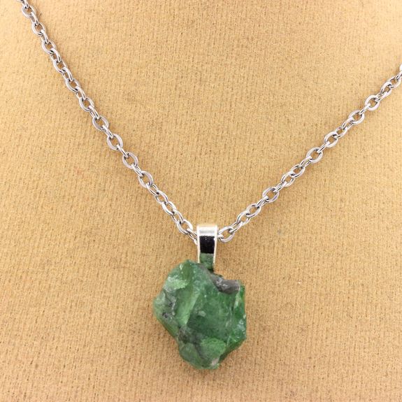 Collier Grenat Tsavorite brut. 16.08 ct.