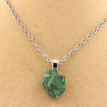 Collier Grenat Tsavorite brut. 16.08 ct.