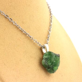 Collier Grenat Tsavorite brut. 16.08 ct.