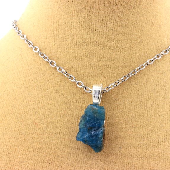 Collier Apatite bleu neon brut. 8.81 ct.