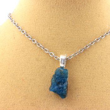 Collier Apatite bleu neon brut. 8.81 ct.