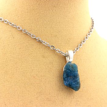 Collier Apatite bleu neon brut. 8.81 ct.