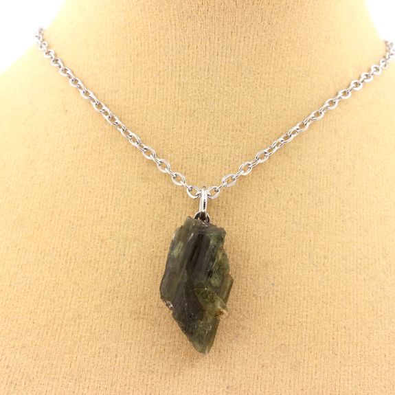 Collier Diopside brut. 12.58 ct.