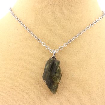 Collier Diopside brut. 12.58 ct.