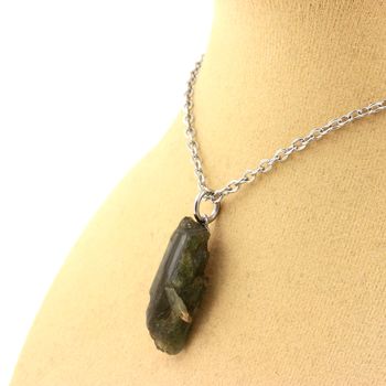 Collier Diopside brut. 12.58 ct.
