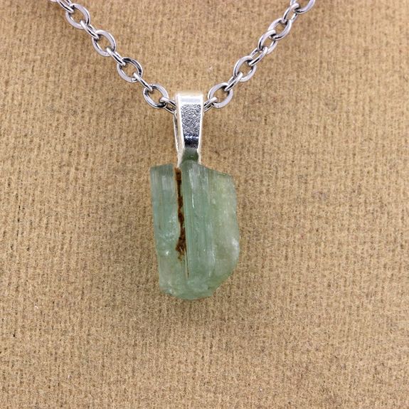 Collier Spodumene Hiddenite brut. 5.65 ct.