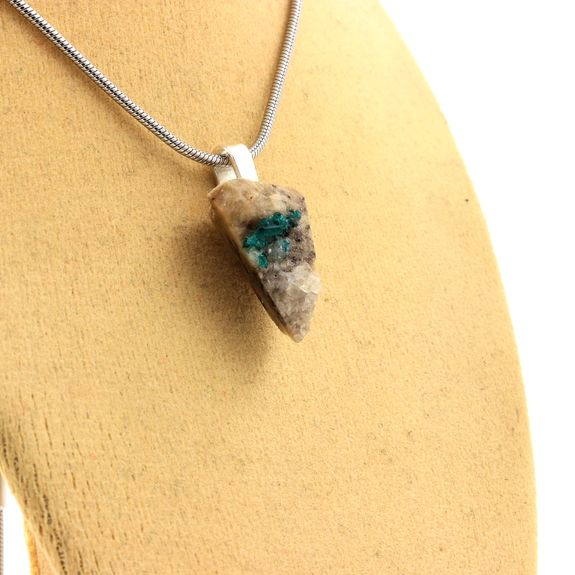 Collier Dioptase brut. 12.27 ct.