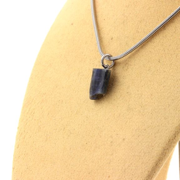 Collier Kyanite brut. 4.46 ct.