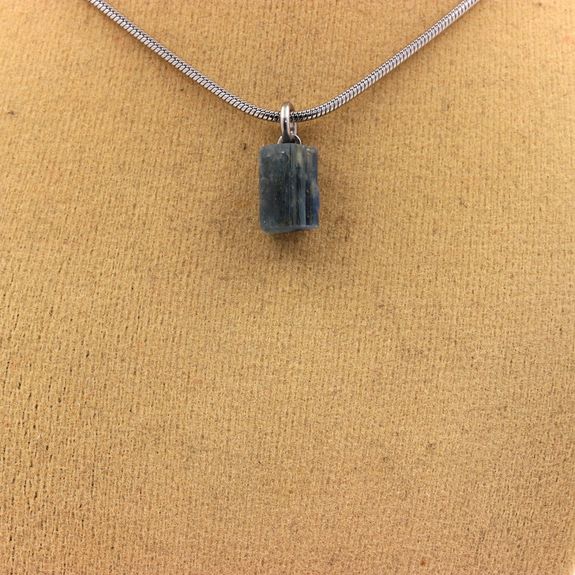 Collier Kyanite brut. 5.61 ct.