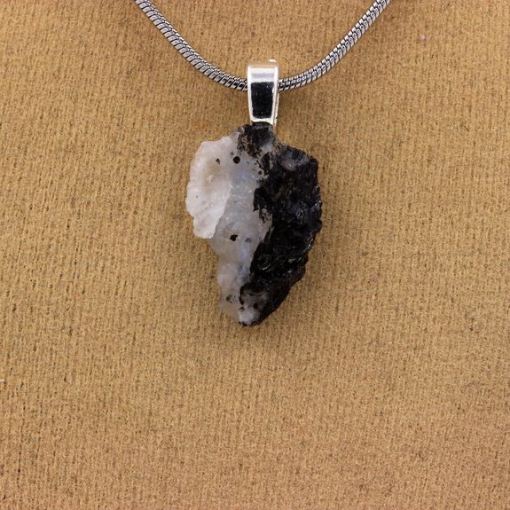 Collier Pierre de Lune brut. 9.44 ct.