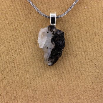 Collier Pierre de Lune brut. 9.44 ct.