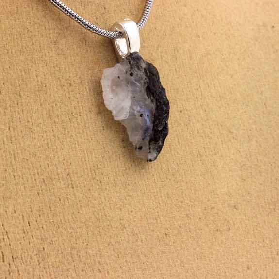 Collier Pierre de Lune brut. 9.44 ct.