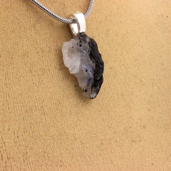 Collier Pierre de Lune brut. 9.44 ct.