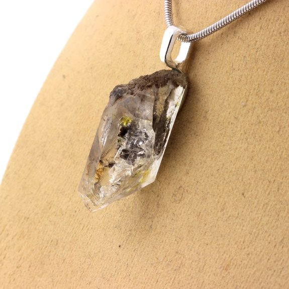 Collier Quartz pétrole brut. 18.71 ct.