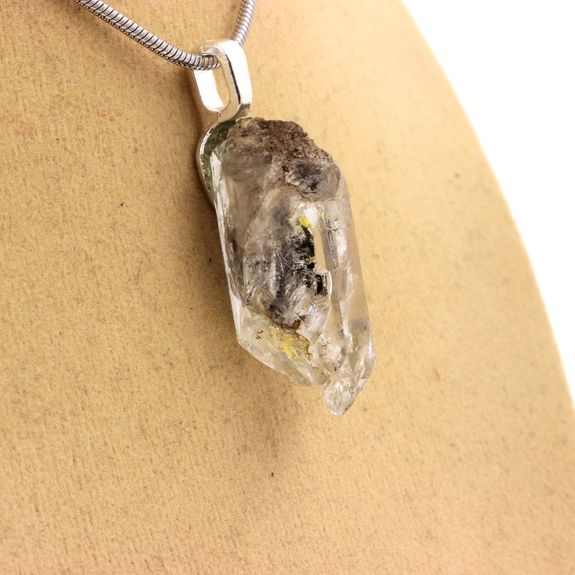 Collier Quartz pétrole brut. 18.71 ct.