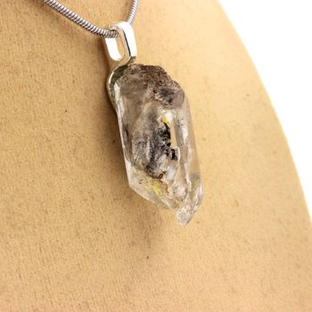 Collier Quartz pétrole brut. 18.71 ct.