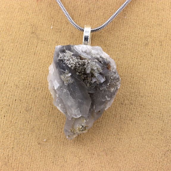 Collier Quartz gris brut. 46.97 ct.