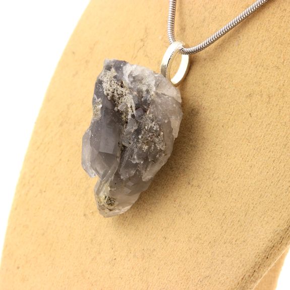 Collier Quartz gris brut. 46.97 ct.