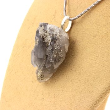 Collier Quartz gris brut. 46.97 ct.
