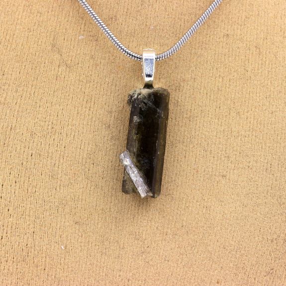 Collier Epidote brut. 9.96 ct.