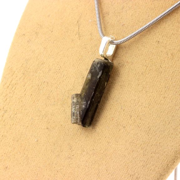 Collier Epidote brut. 9.96 ct.