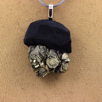 Collier Pyrite brut. 71.88 ct.