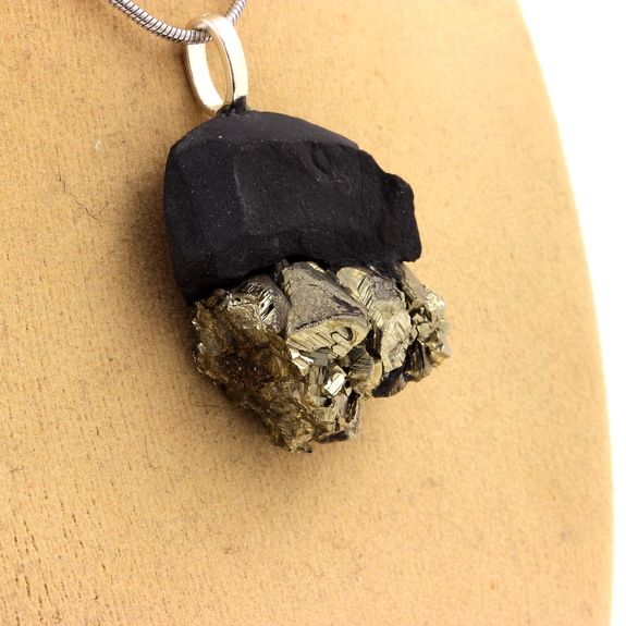 Collier Pyrite brut. 71.88 ct.