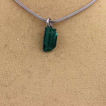 Collier Malachite brut. 3.00 ct.