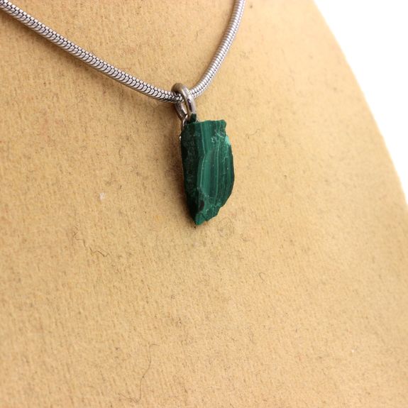 Collier Malachite brut. 3.00 ct.