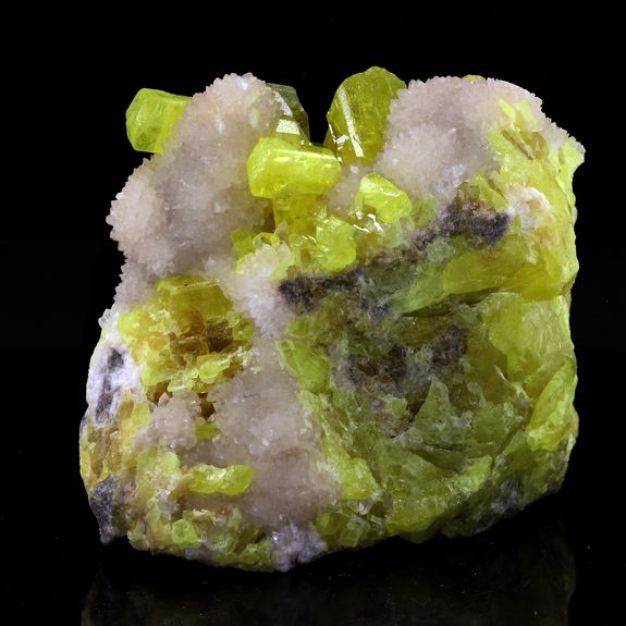 Soufre + Aragonite. 388.60 ct.