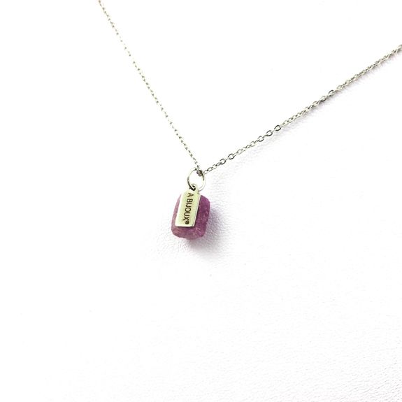 Collier Rubis brut. 6.62 ct.