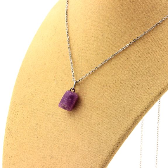 Collier Rubis brut. 6.62 ct.