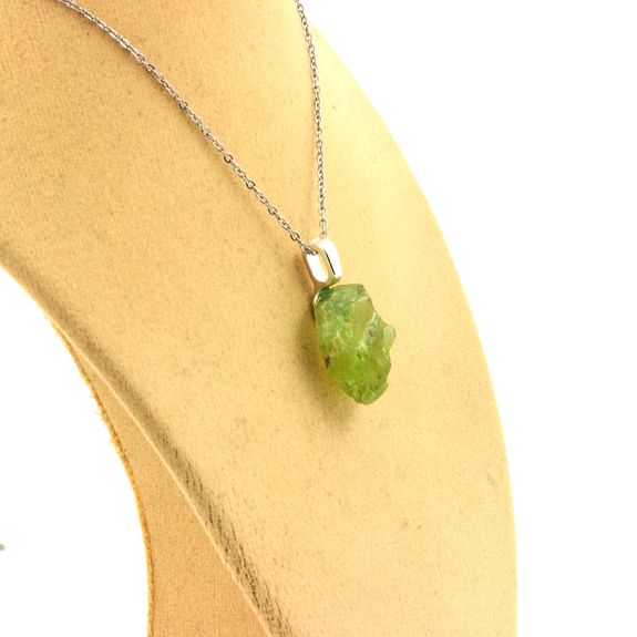 Collier Peridot brut. 15.27 ct.
