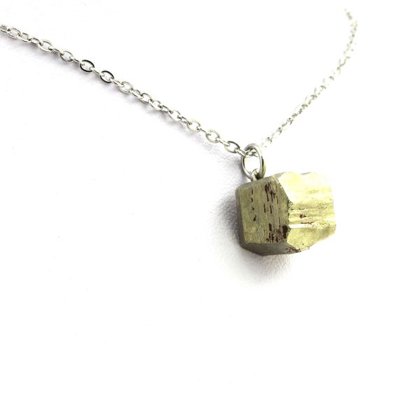 Collier Pyrite brut. 32.82 ct.