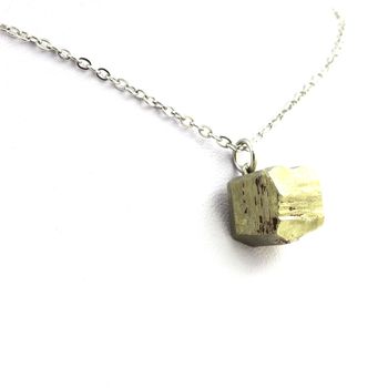 Collier Pyrite brut. 32.82 ct.