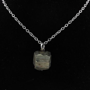 Collier Pyrite brut. 32.82 ct.