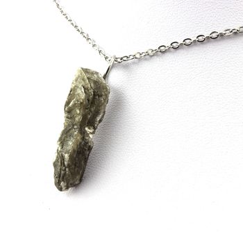 Collier Gypse brut. 15.28 ct.