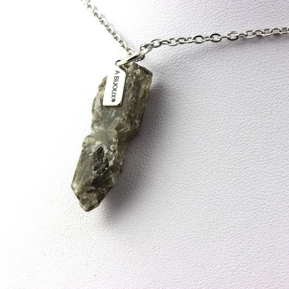 Collier Gypse brut. 15.28 ct.
