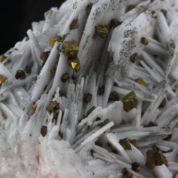 Baryte + Chalcopyrite. 1038.40 ct.