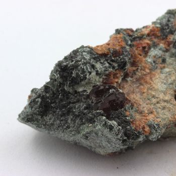 Grenat Hessonite + Clinochlore. 147.55 ct.