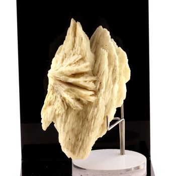 Baryte. 1852.80 ct.