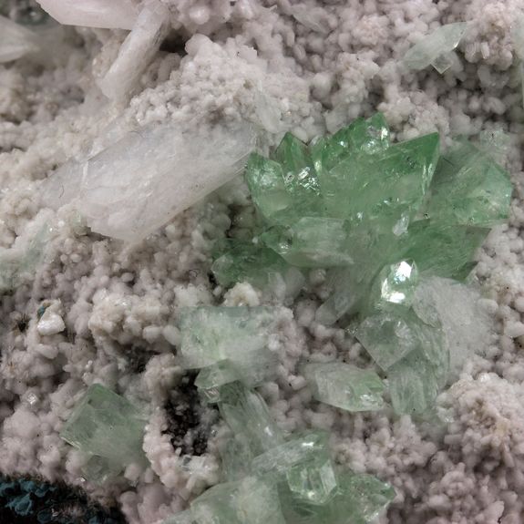 Fluorapophyllite-(K) + Stilbite. 2645.0 ct.