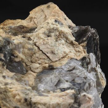 Muscovite + Feldspath + Quartz. 603.55ct.