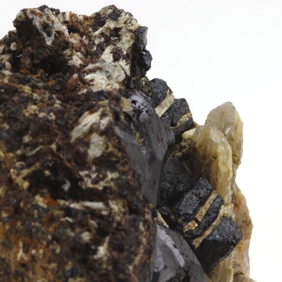 Grenat Andradite (Var: Mélanite) + magnétite + Quartz + Scapolite. 618.15 ct.