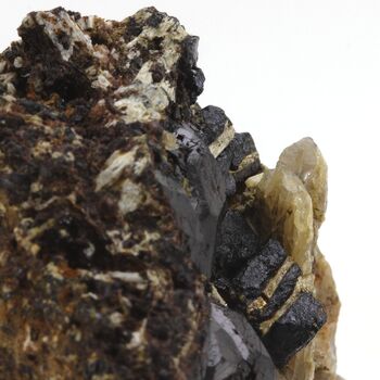 Grenat Andradite (Var: Mélanite) + magnétite + Quartz + Scapolite. 618.15 ct.