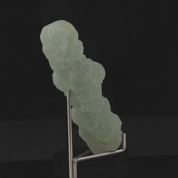 Prehnite stalactite. 160.5 ct.