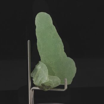 Prehnite stalactite. 161.5 ct.
